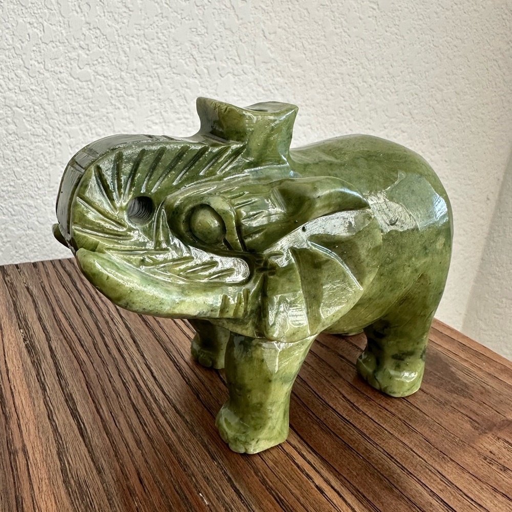 Green jade elephant - Picture 1 of 8